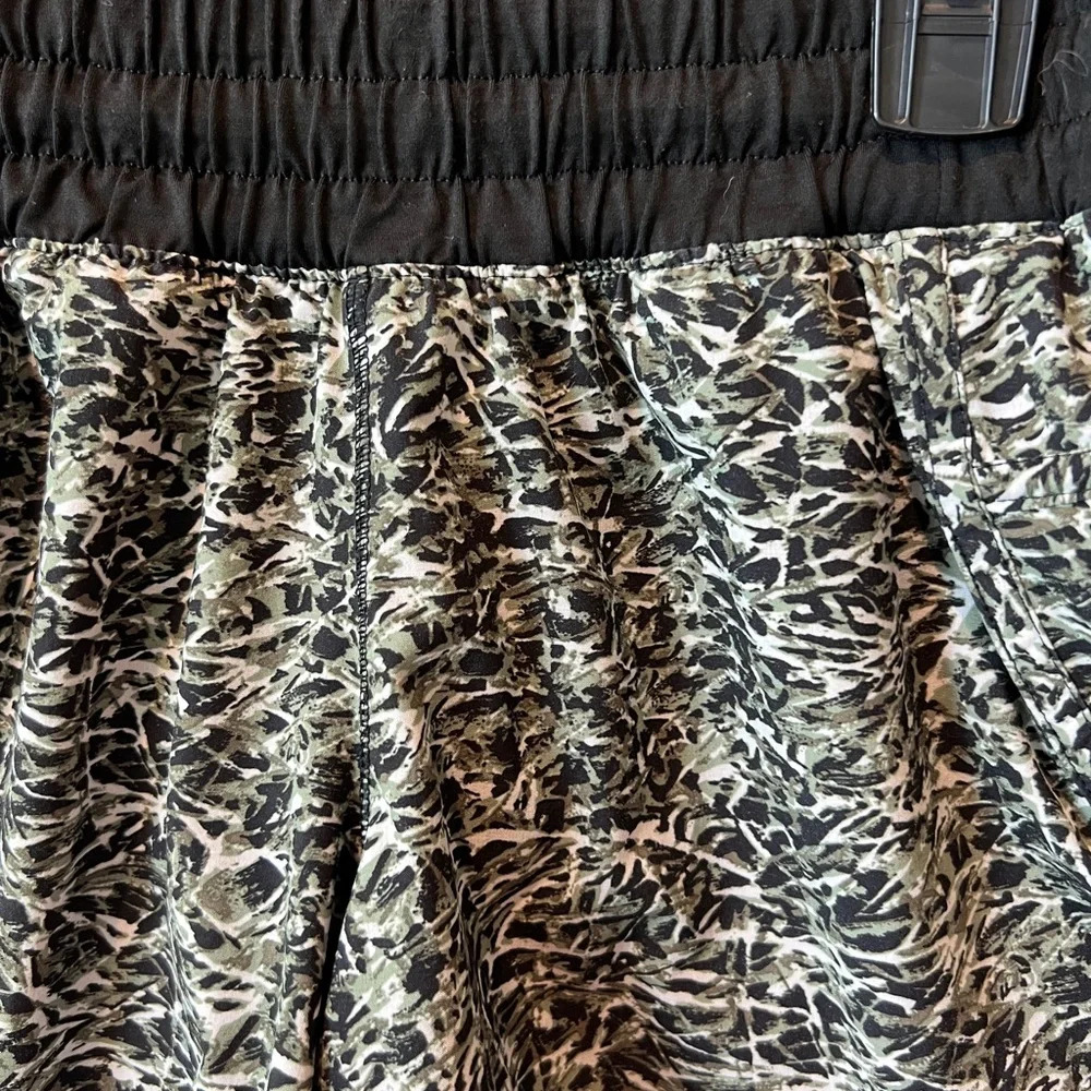 Lululemon women’s Tracker IV short size 6 - Picture 5 of 11